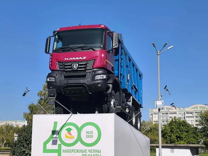 Самосвал КАМАЗ на постаменте к 400-летию Набережных Челнов и 50-летию КАМАЗа