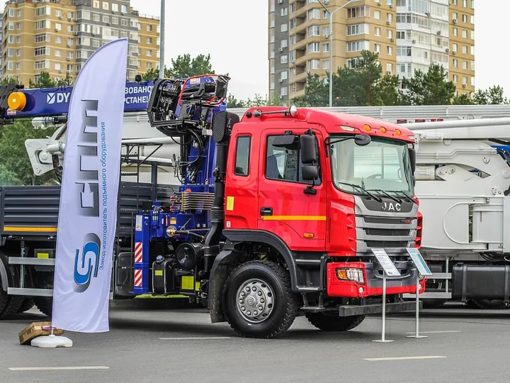 Автомобиль JAC с КМУ на выставке Дня строителя