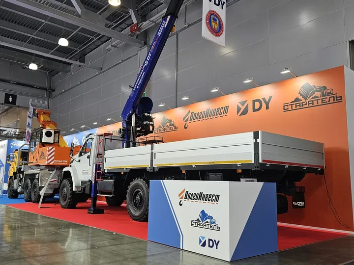 УРАЛ NEXT с краном-манипулятором DY RS1956 ACE на стенде