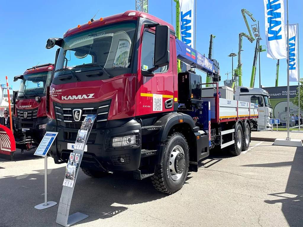 Итоги CTT Expo 2025: КАМАЗ-6595 К5 с краном-манипулятором ИКран RS1966 ACE