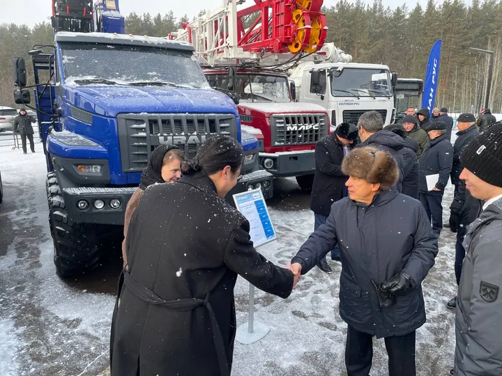 Гости выставки у техники ИКран